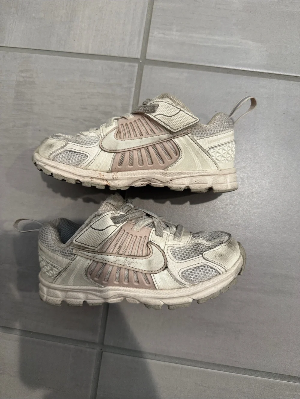 Nike vomero 5 toddler 10c Kids Sneakers in Beige